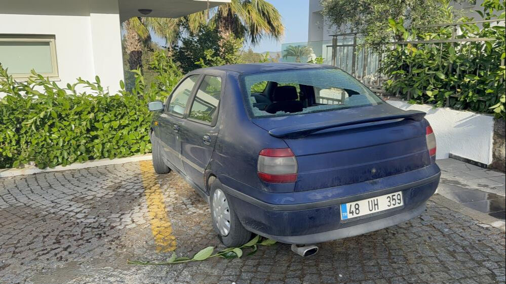 Su borusu patladı, ortalık savaş alanına döndü! 9 evi su aldı, araç camları kırıldı Su borusu patladı, ortalık savaş alanına döndü! 9 evi su aldı, araç camları kırıldı - 4. Resim