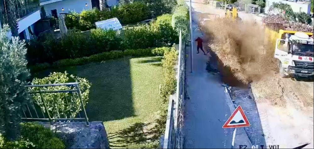 Su borusu patladı, ortalık savaş alanına döndü! 9 evi su aldı, araç camları kırıldı Su borusu patladı, ortalık savaş alanına döndü! 9 evi su aldı, araç camları kırıldı - 2. Resim