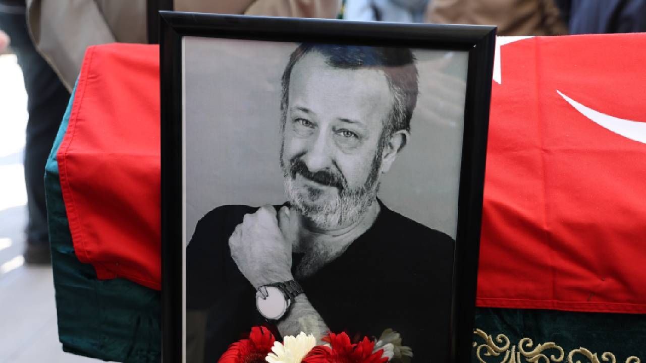 Usta sanatçı Naşit Özcan'a veda! Son yolcuğuna uğurlandı Usta sanatçı Naşit Özcan'a veda! Son yolcuğuna uğurlandı