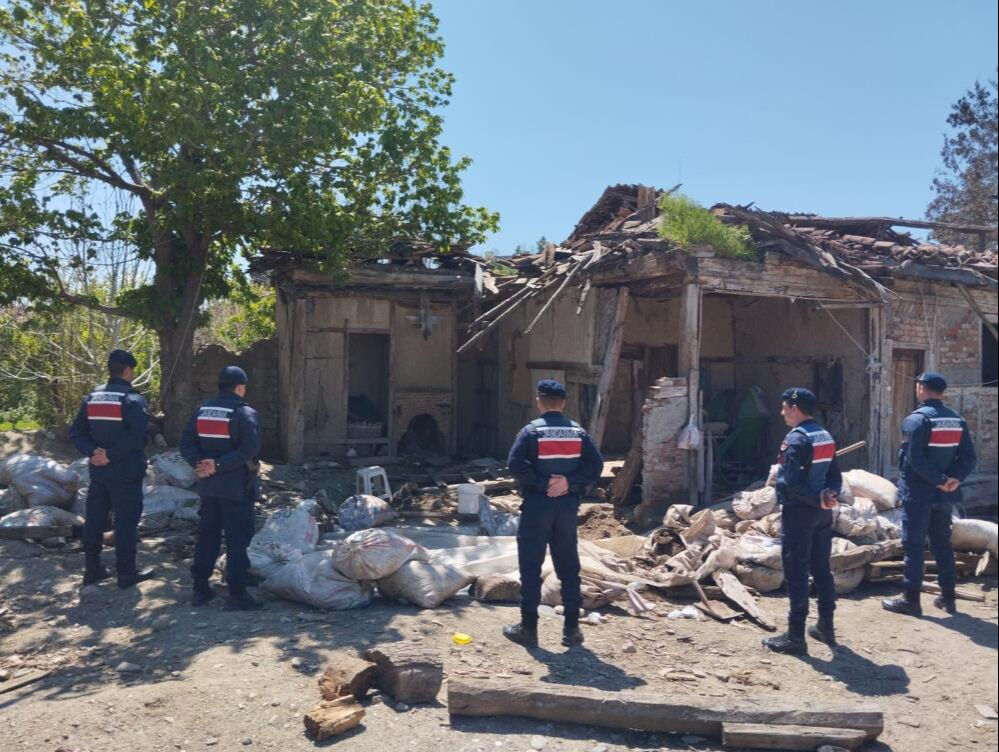 Yer: Tokat! 2 bin yıllık Roma mozaiğini ortaya çıkardı... Sosyal medyada kendini ifşa etti Yer: Tokat! 2 bin yıllık Roma mozaiğini ortaya çıkardı... Sosyal medyada kendini ifşa etti - 1. Resim
