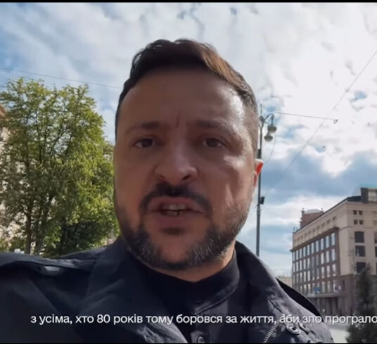 Zelenski Kiev'de sokağa indi! Mesajı dikkat çekti: Ya Rusya ya dünya... Zelenski Kiev'de sokağa indi! Mesajı dikkat çekti: Ya Rusya ya dünya... - 1. Resim