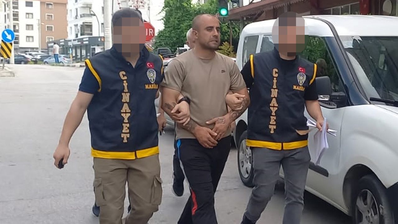 13 aracı parçalayan vandal yakalandı! Polis, ayakkabısından tespit etti 13 aracı parçalayan vandal yakalandı! Polis, ayakkabısından tespit etti
