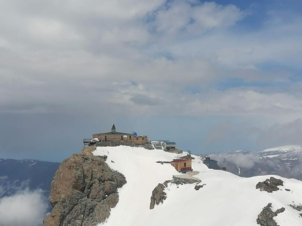 3 bin 200 rakımda zorlu mücadele: 4 metrelik kar yığınları temizlendi 3 bin 200 rakımda zorlu mücadele: 4 metrelik kar yığınları temizlendi - 1. Resim