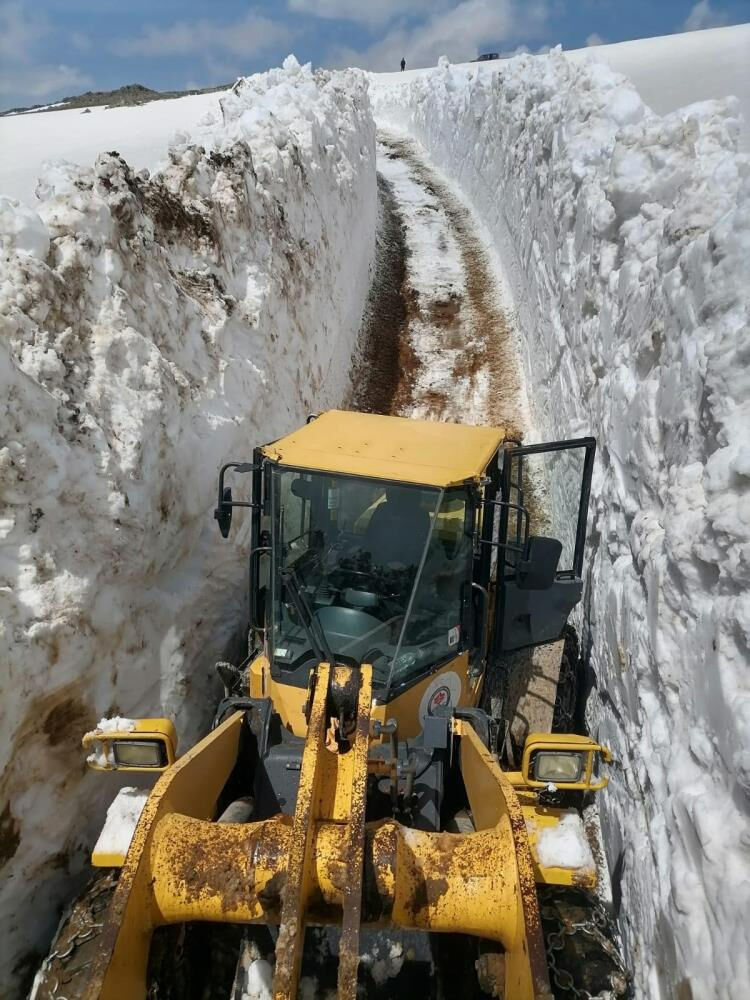 3 bin 200 rakımda zorlu mücadele: 4 metrelik kar yığınları temizlendi 3 bin 200 rakımda zorlu mücadele: 4 metrelik kar yığınları temizlendi - 2. Resim