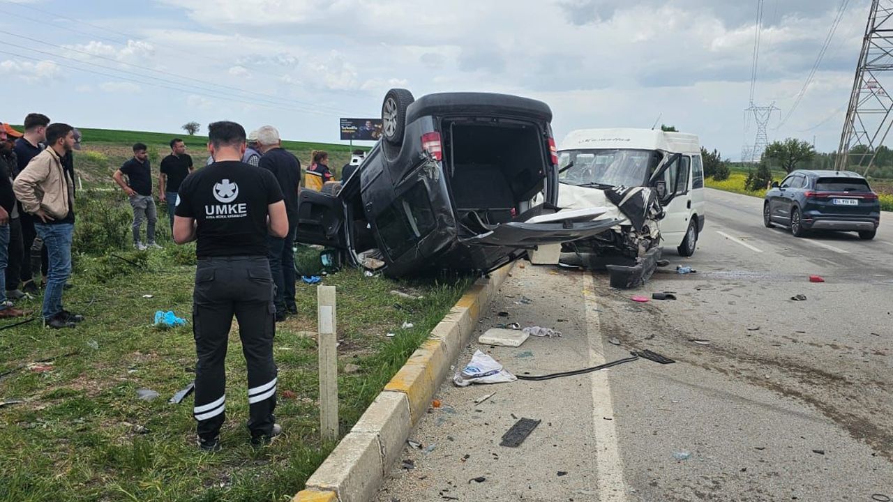 Afyonkarahisar'da feci kaza! Yaralıların çoğu çocuk Afyonkarahisar'da feci kaza! Yaralıların çoğu çocuk