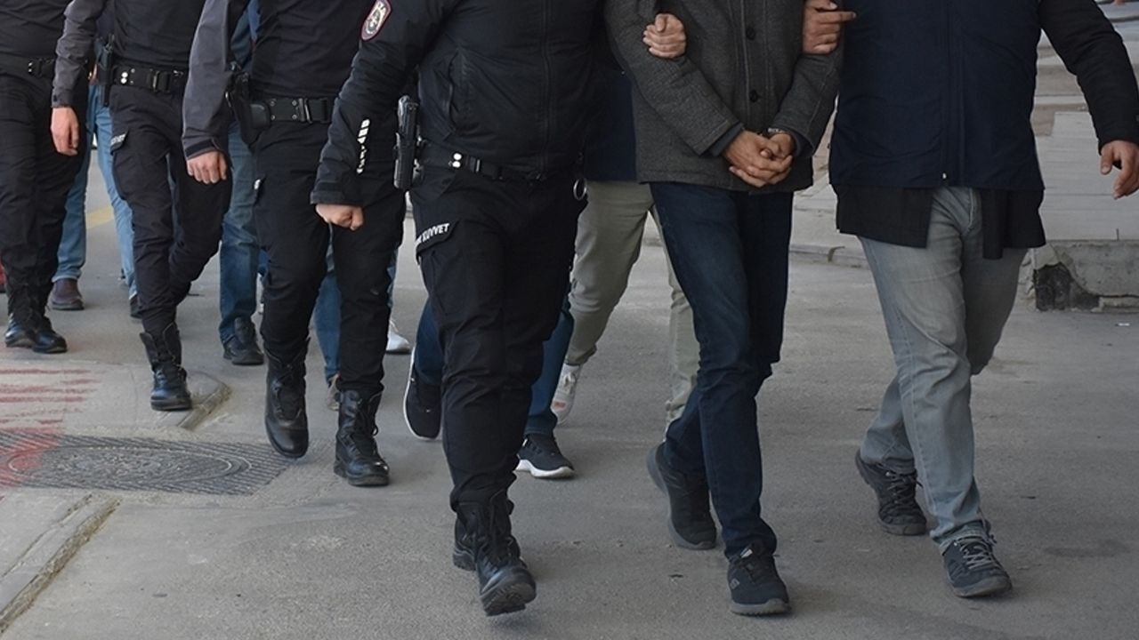 Ağrı'da göçmen kaçakçılığı ve insan ticareti yapan 22 kişi tutuklandı Ağrı'da göçmen kaçakçılığı ve insan ticareti yapan 22 kişi tutuklandı