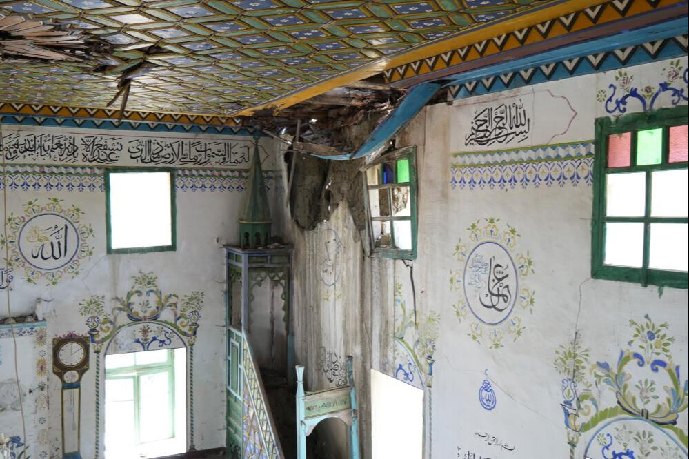 Ahşap işçiliğiyle göz dolduran cami yıkılma tehlikesinde! Cemaat yardım istedi Ahşap işçiliğiyle göz dolduran cami yıkılma tehlikesinde! Cemaat yardım istedi - 2. Resim