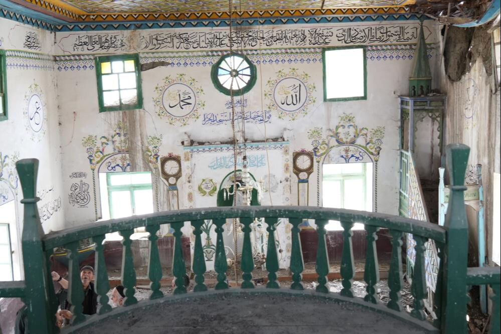 Ahşap işçiliğiyle göz dolduran cami yıkılma tehlikesinde! Cemaat yardım istedi Ahşap işçiliğiyle göz dolduran cami yıkılma tehlikesinde! Cemaat yardım istedi - 1. Resim