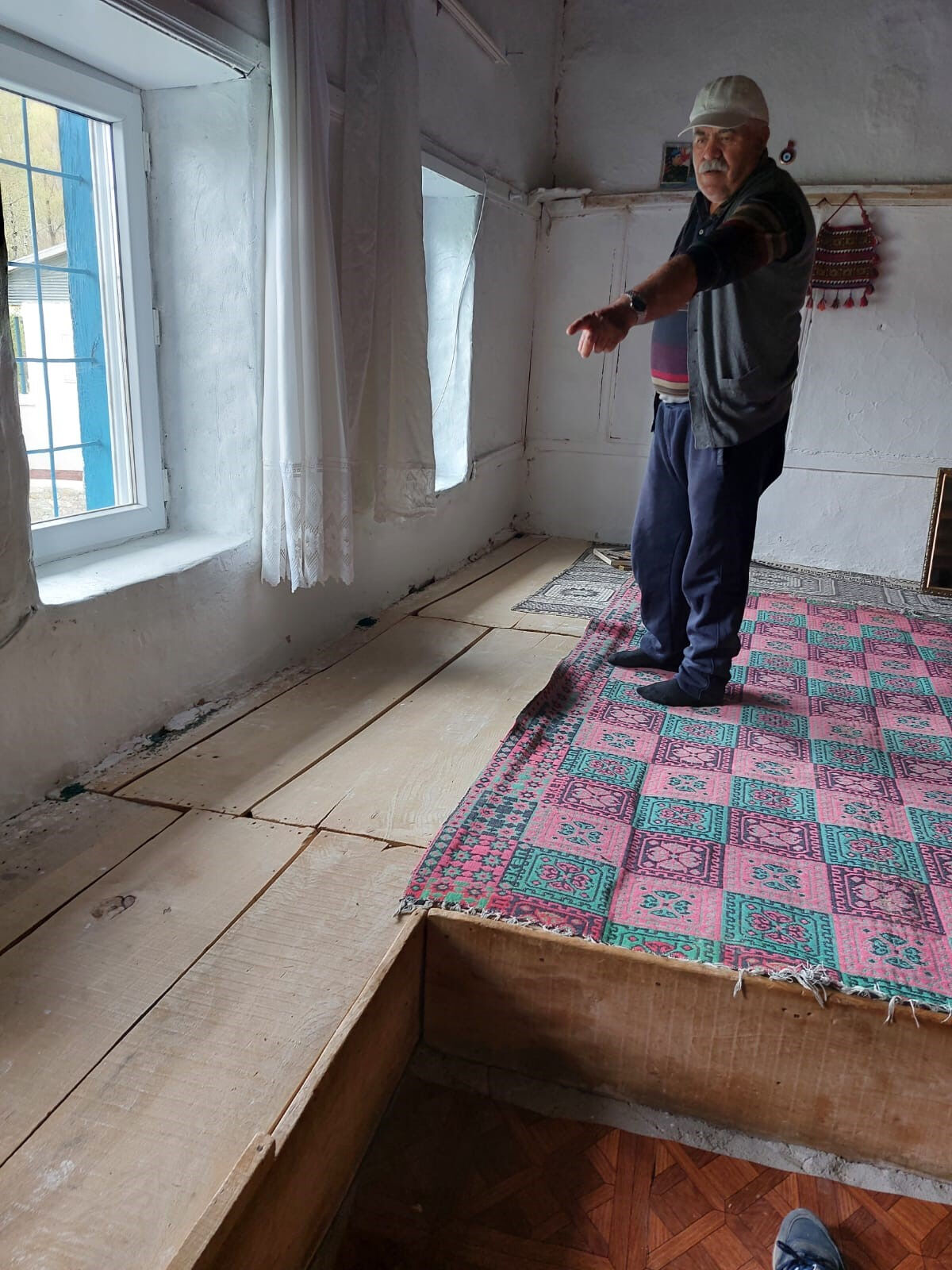 Akıllara durgunluk veren olay... Halı için duvarı deldiler! Değerini duyanlar gözlerine inanamadı - 2. Resim