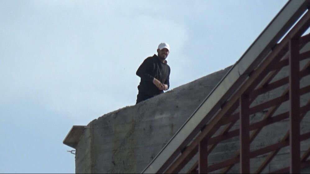 "Alacağım var" dedi, şantiyenin çatısına çıktı: İsteği hem polisi hem de gazetecileri şaşırttı "Alacağım var" dedi, şantiyenin çatısına çıktı: İsteği hem polisi hem de gazetecileri şaşırttı - 1. Resim