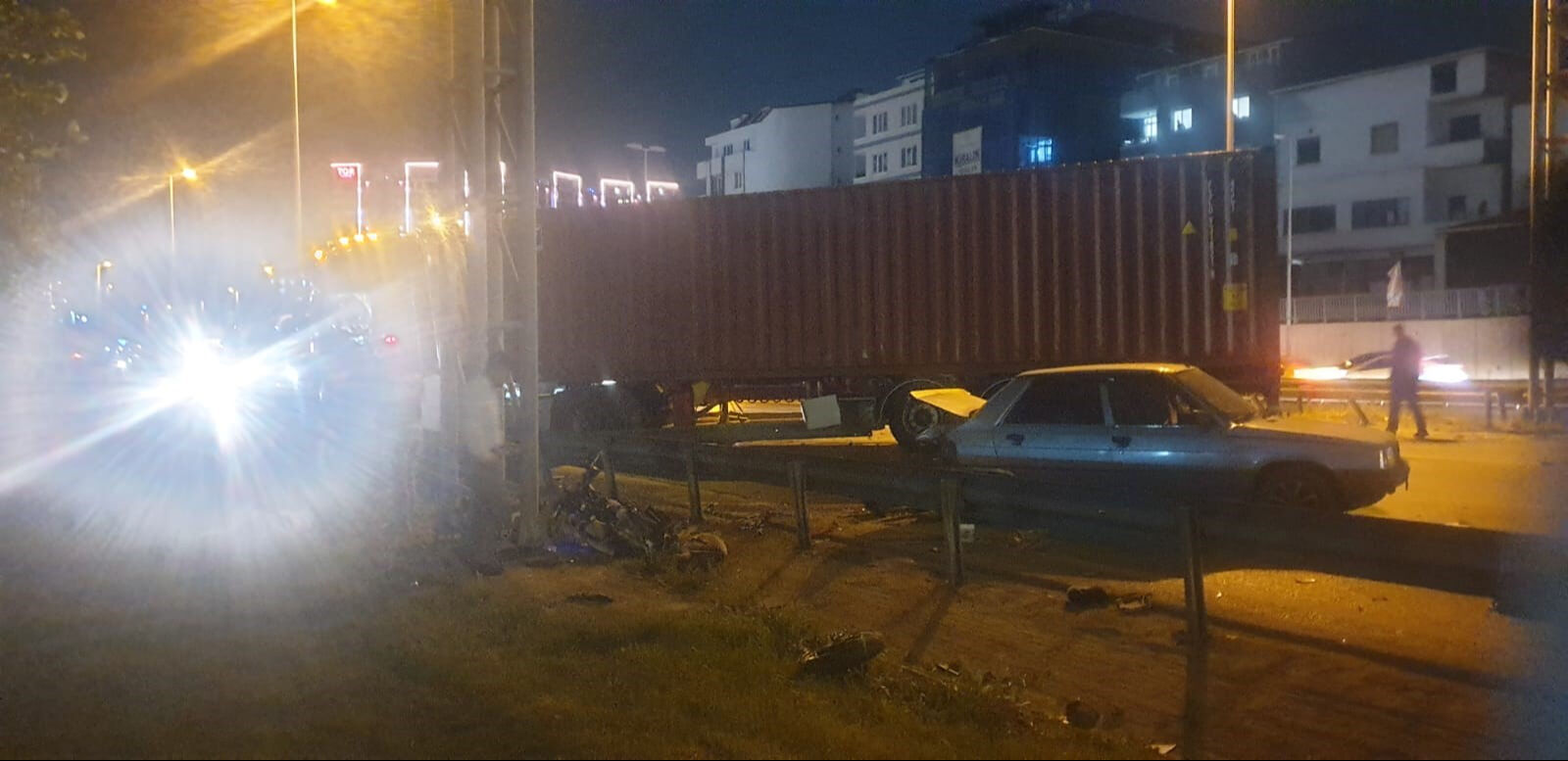 Beylikdüzü'nde kontrolden çıkan tır ölüm saçtı! Ölü ve yaralılar var - 2. Resim