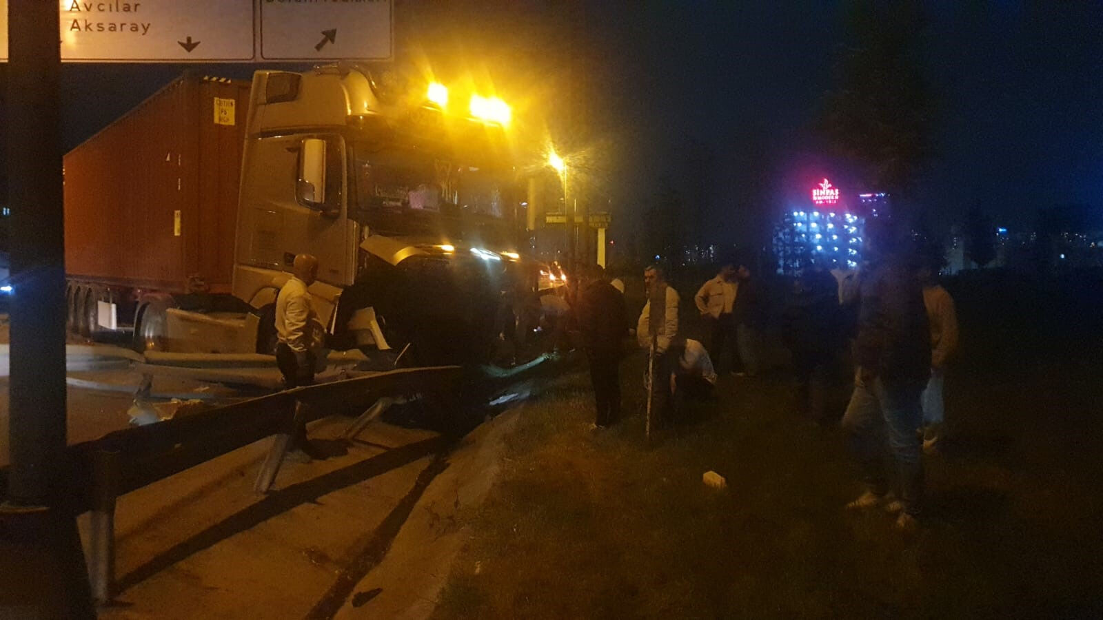 Beylikdüzü'nde kontrolden çıkan tır ölüm saçtı! Ölü ve yaralılar var - 1. Resim