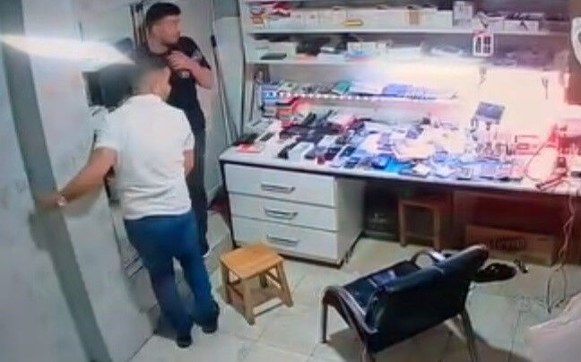Cep telefonunun bataryası patladı! Yere atarak söndürdü Cep telefonunun bataryası patladı! Yere atarak söndürdü - 1. Resim