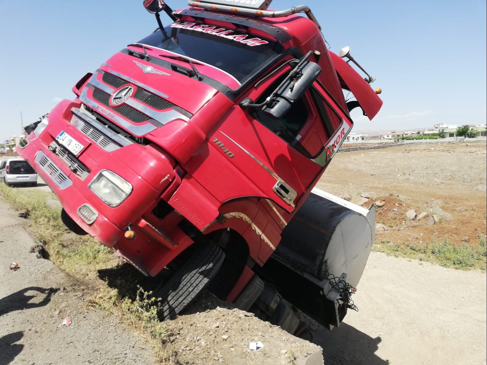 Cizre'de feci olay! Direksiyon başında fenalaşan tır şoförü faciayı yaşadı Cizre'de feci olay! Direksiyon başında fenalaşan tır şoförü faciayı yaşadı - 2. Resim