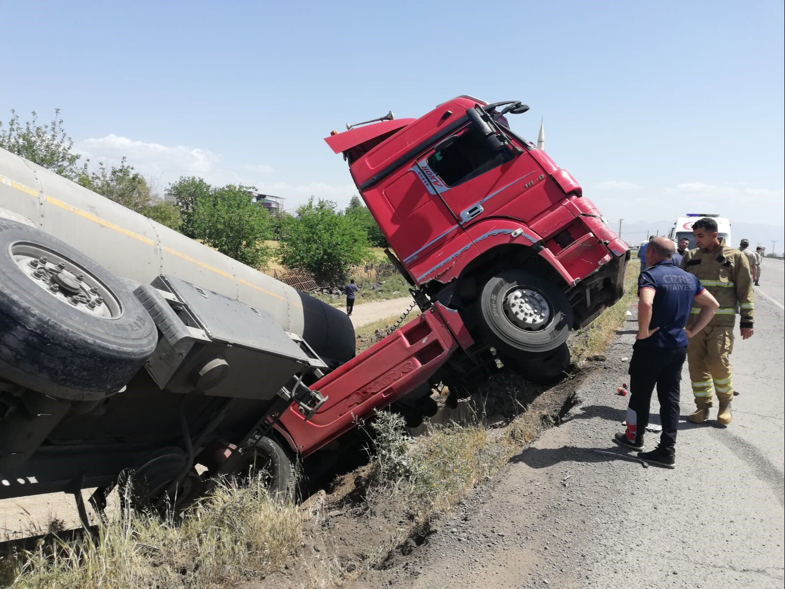 Cizre'de feci olay! Direksiyon başında fenalaşan tır şoförü faciayı yaşadı Cizre'de feci olay! Direksiyon başında fenalaşan tır şoförü faciayı yaşadı - 1. Resim
