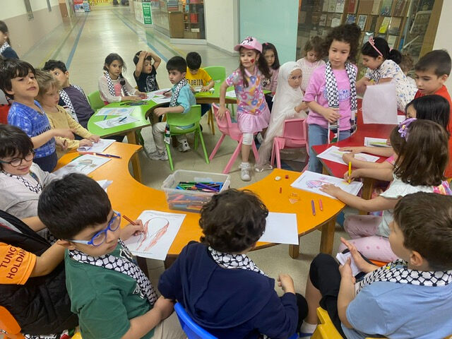 Çocuklar Gazze'yi çizerek öğrendi! Mimar Sinan Camii 'Acının Başkenti Filistin' sergisine ev sahipliği yapıyor - 8. Resim