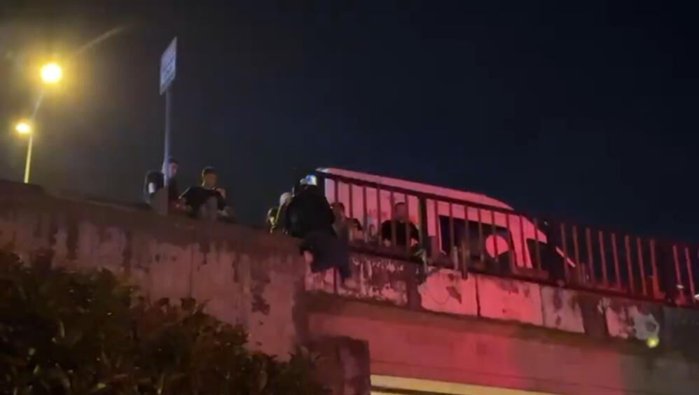 Düzce'de sevgilisi ile tartışan genç trafiği birbirine kattı! Ekipler uzun süre ikna etmeye çalıştı... Düzce'de sevgilisi ile tartışan genç trafiği birbirine kattı! Ekipler uzun süre ikna etmeye çalıştı... - 1. Resim