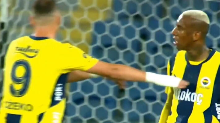 Fenerbahçe'de olay! Tadic ve Talisca saha ortasında birbirine girdi Fenerbahçe'de olay! Tadic ve Talisca saha ortasında birbirine girdi - 2. Resim