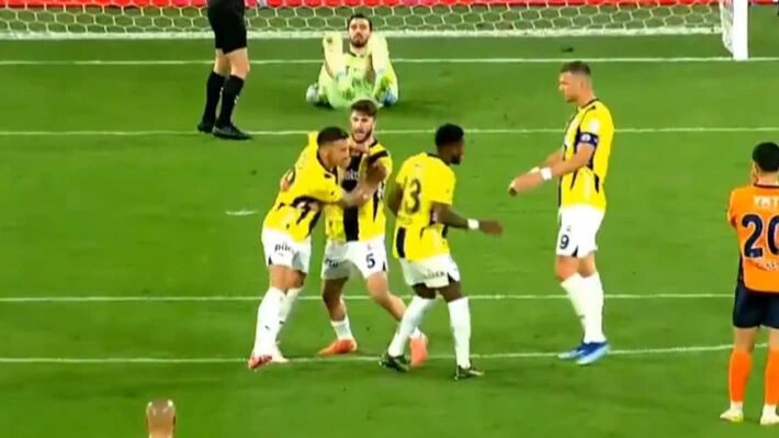 Fenerbahçe'de olay! Tadic ve Talisca saha ortasında birbirine girdi Fenerbahçe'de olay! Tadic ve Talisca saha ortasında birbirine girdi - 1. Resim