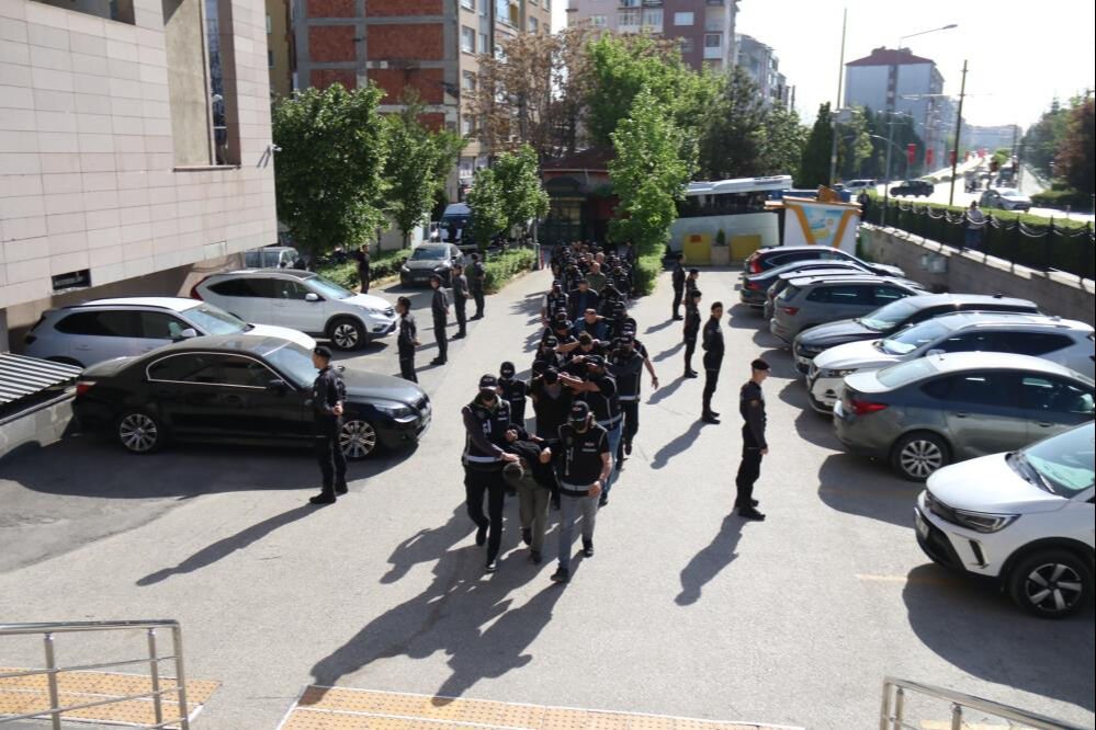 FETÖ'yü finanse ediyorlardı! 4 ilde Maydonoz Döner’e operasyon: 23 şüpheli yakalandı - 2. Resim