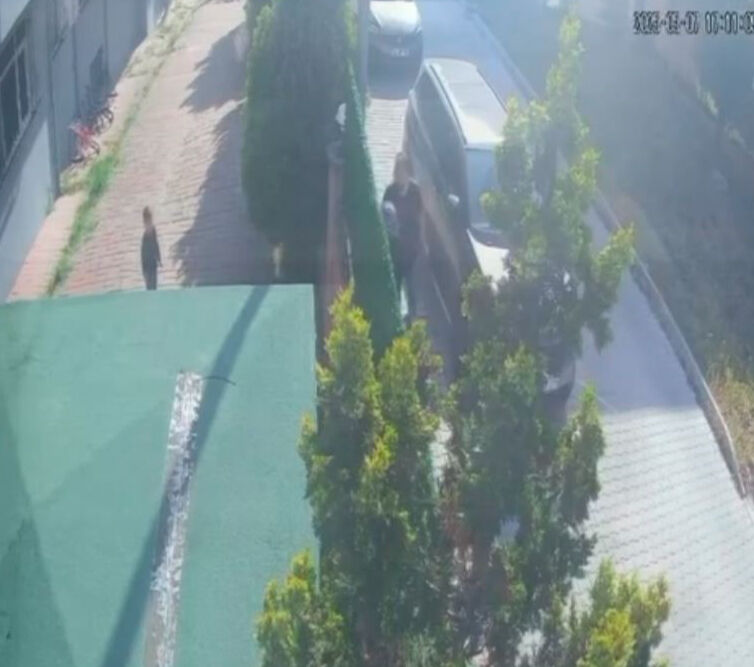 "Gürültü yaptınız" diyen adam, komşularına dehşeti yaşattı "Gürültü yaptınız" diyen adam, komşularına dehşeti yaşattı - 1. Resim