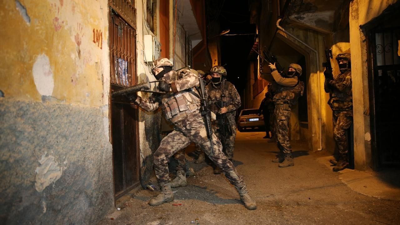 İstanbul dahil 7 ilde eş zamanlı operasyon! Yüksek kar vaadiyle dolandırıcılık yapanlar enselendi İstanbul dahil 7 ilde eş zamanlı operasyon! Yüksek kar vaadiyle dolandırıcılık yapanlar enselendi