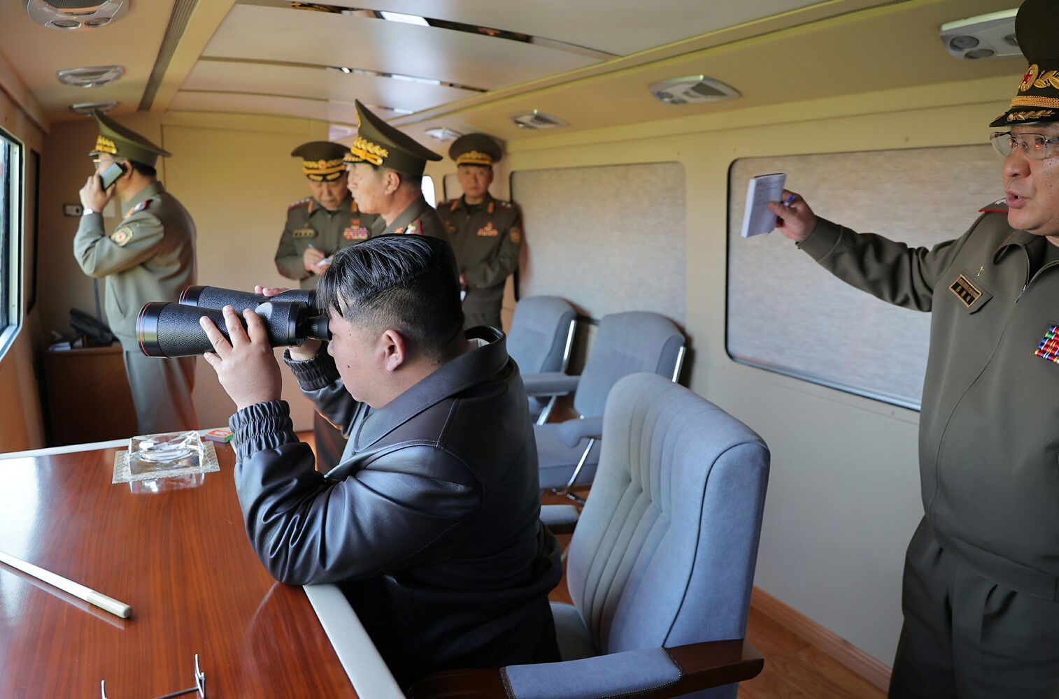 Doğu Denizi'ne füze yağmuru! Kuzey Kore lideri Kim Jong-un talimatı verdi Japon Denizi'ne füze yağmuru! Kuzey Kore'den tansiyonu yükselten hamle geldi - 1. Resim