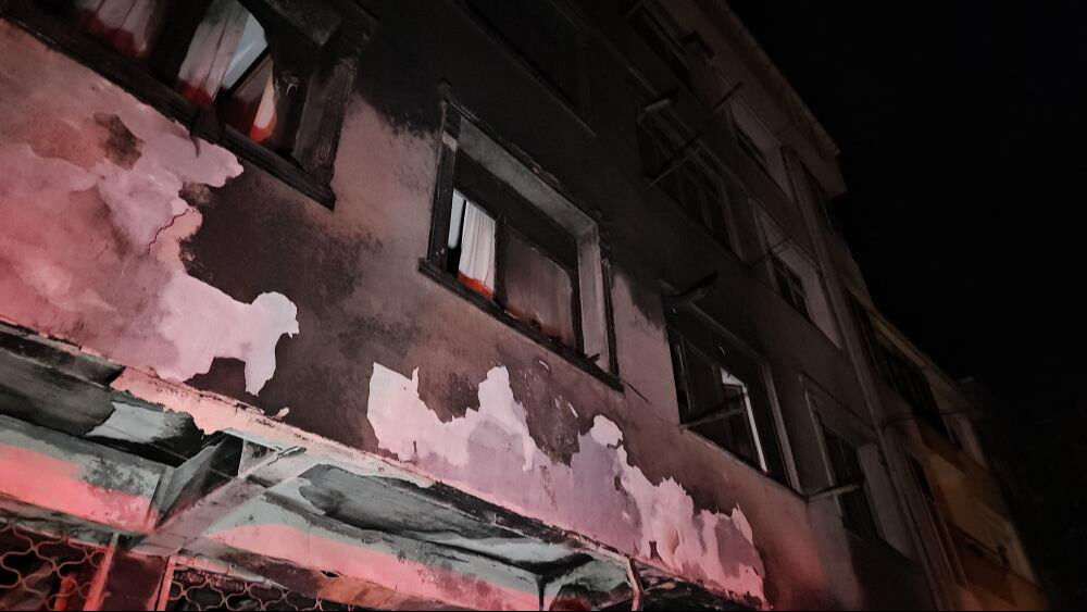 Küçükçekmece'de yangın paniği! Alevler tüm binayı sardı, insanlar tahliye edildi Küçükçekmece'de yangın paniği! Alevler tüm binayı sardı, insanlar tahliye edildi - 2. Resim