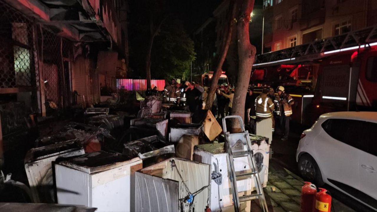 Küçükçekmece'de yangın paniği! Alevler tüm binayı sardı, insanlar tahliye edildi Küçükçekmece'de yangın paniği! Alevler tüm binayı sardı, insanlar tahliye edildi