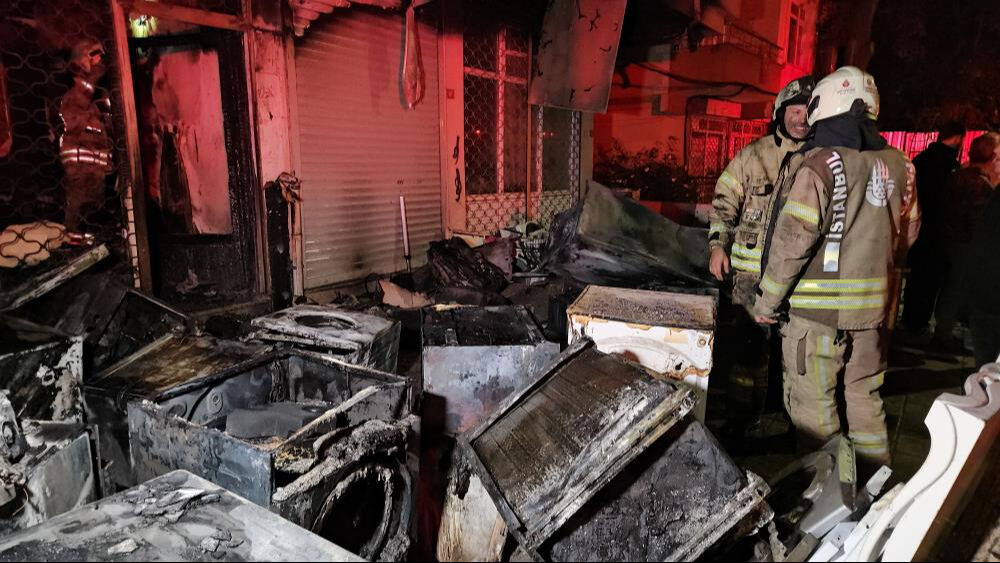 Küçükçekmece'de yangın paniği! Alevler tüm binayı sardı, insanlar tahliye edildi Küçükçekmece'de yangın paniği! Alevler tüm binayı sardı, insanlar tahliye edildi - 3. Resim