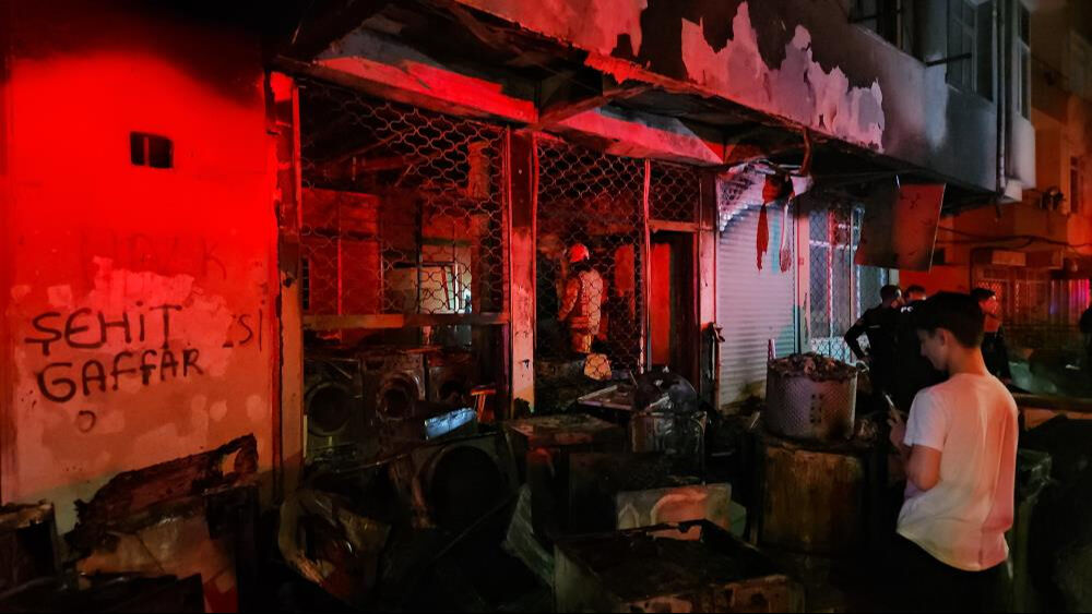 Küçükçekmece'de yangın paniği! Alevler tüm binayı sardı, insanlar tahliye edildi Küçükçekmece'de yangın paniği! Alevler tüm binayı sardı, insanlar tahliye edildi - 4. Resim