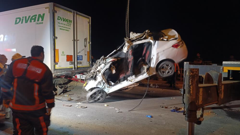 Mersin'de feci kaza: Park halindeki tırın altına giren otomobilde can pazarı! - 2. Resim