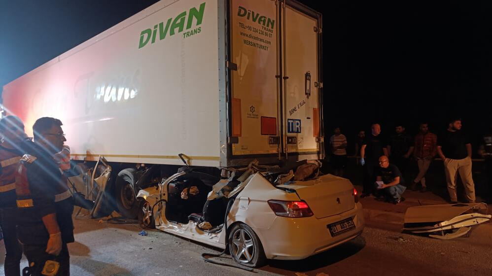 Mersin'de feci kaza: Park halindeki tırın altına giren otomobilde can pazarı! - 1. Resim