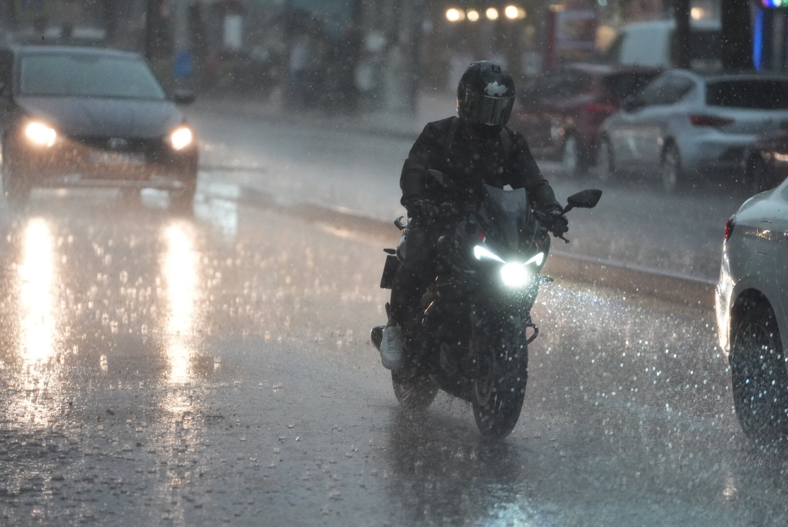 Meteoroloji sarı kodla uyarmıştı! Ankara'yı sağanak vurdu... Ağaçlar devrildi, yollar göle döndü Meteoroloji sarı kodla uyarmıştı! Ankara'yı sağanak vurdu... Ağaçlar devrildi, yollar göle döndü - 1. Resim