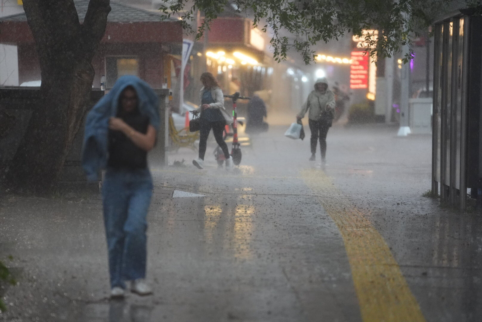 Meteoroloji sarı kodla uyarmıştı! Ankara'yı sağanak vurdu... Ağaçlar devrildi, yollar göle döndü Meteoroloji sarı kodla uyarmıştı! Ankara'yı sağanak vurdu... Ağaçlar devrildi, yollar göle döndü - 2. Resim
