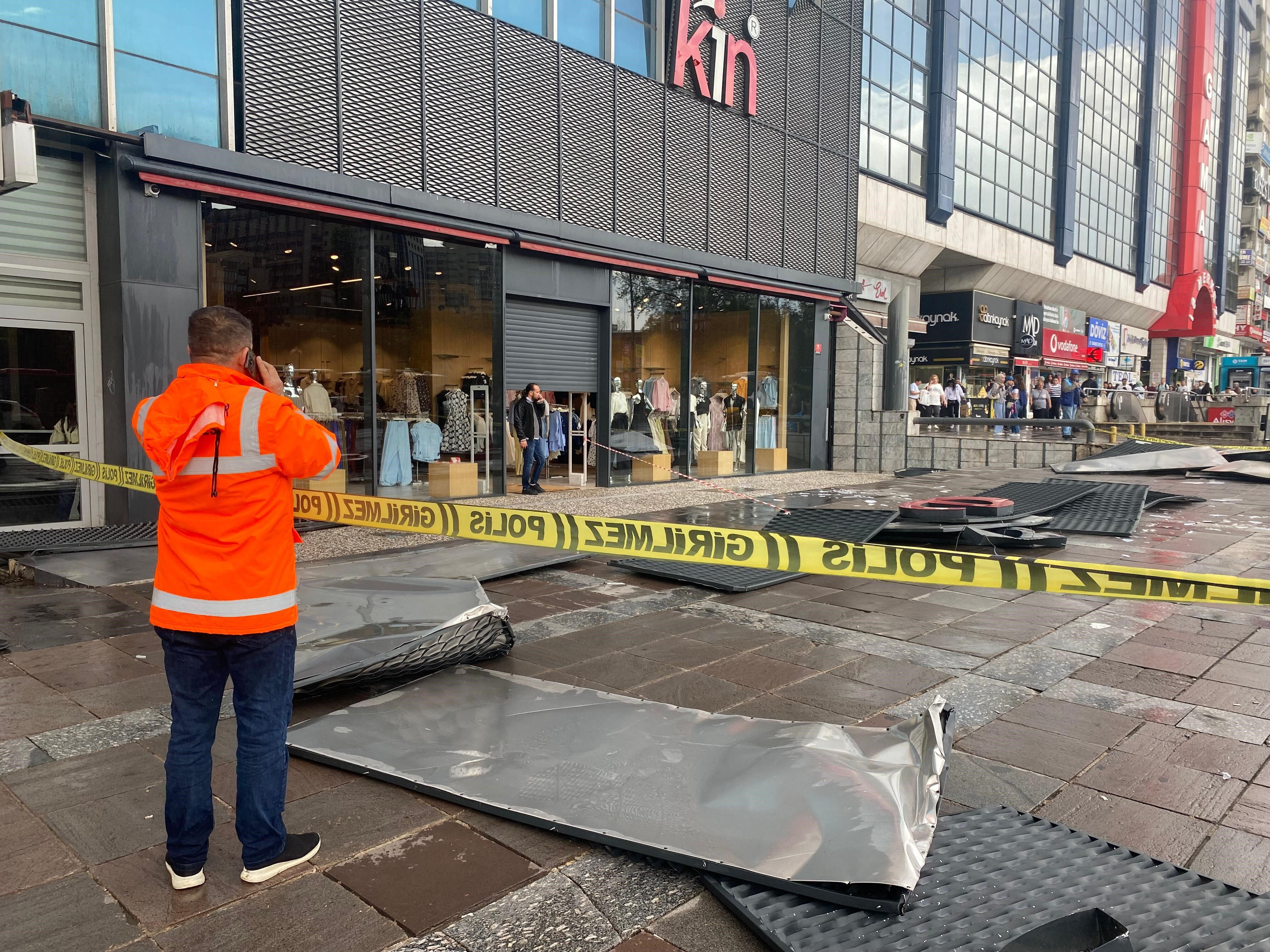 Meteoroloji sarı kodla uyarmıştı! Ankara'yı sağanak vurdu... Ağaçlar devrildi, yollar göle döndü Meteoroloji sarı kodla uyarmıştı! Ankara'yı sağanak vurdu... Ağaçlar devrildi, yollar göle döndü - 4. Resim