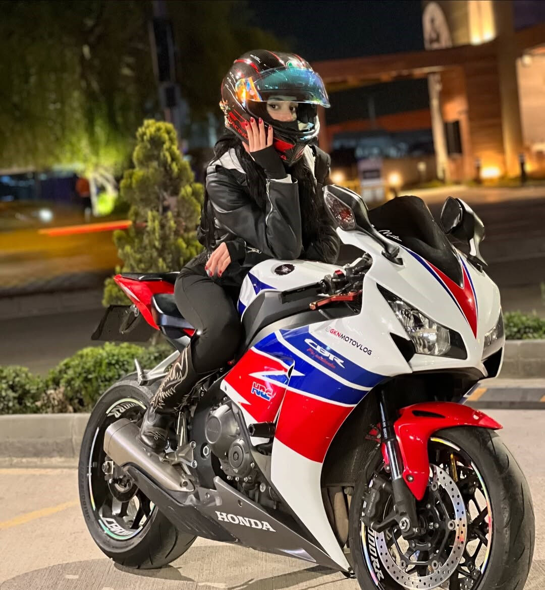 Miksere çarpan motosiklet sürücüsü can verdi! Genç kadının o paylaşımı yürek yaktı Miksere çarpan motosiklet sürücüsü can verdi! Genç kadının o paylaşımı yürek yaktı - 1. Resim