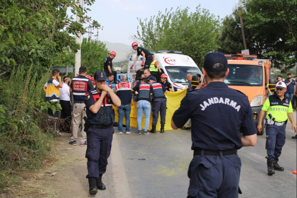 Motosiklet traktöre ok gibi saplandı! Olay yerinde can verdiler Motosiklet traktöre ok gibi saplandı! Olay yerinde can verdiler - 1. Resim