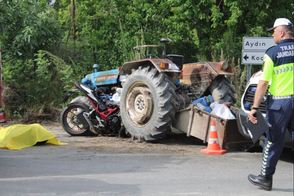 Motosiklet traktöre ok gibi saplandı! Olay yerinde can verdiler Motosiklet traktöre ok gibi saplandı! Olay yerinde can verdiler - 2. Resim