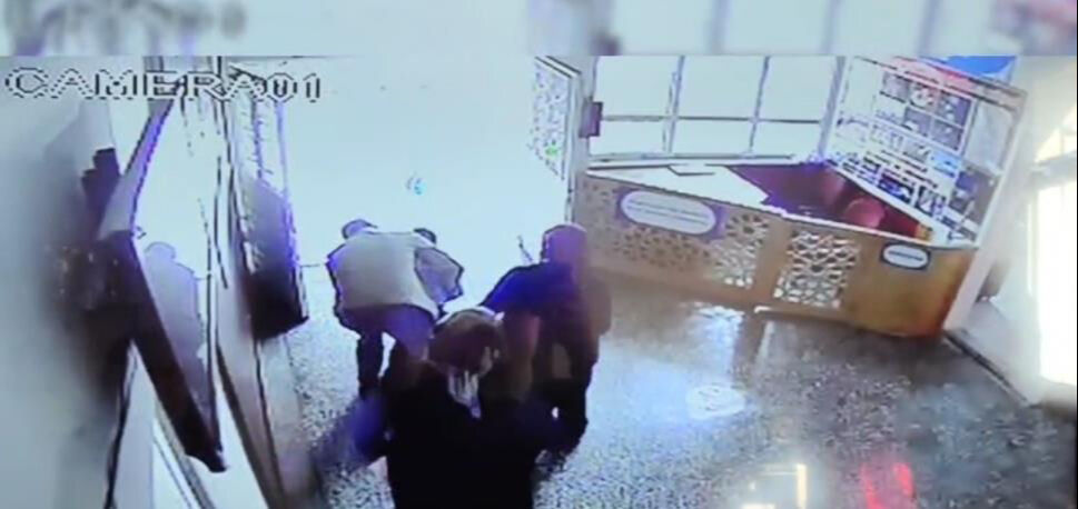 Öğrenciyi heimlich manevrasıyla kurtardı! Okulda korku dolu anlar kamerada - 1. Resim