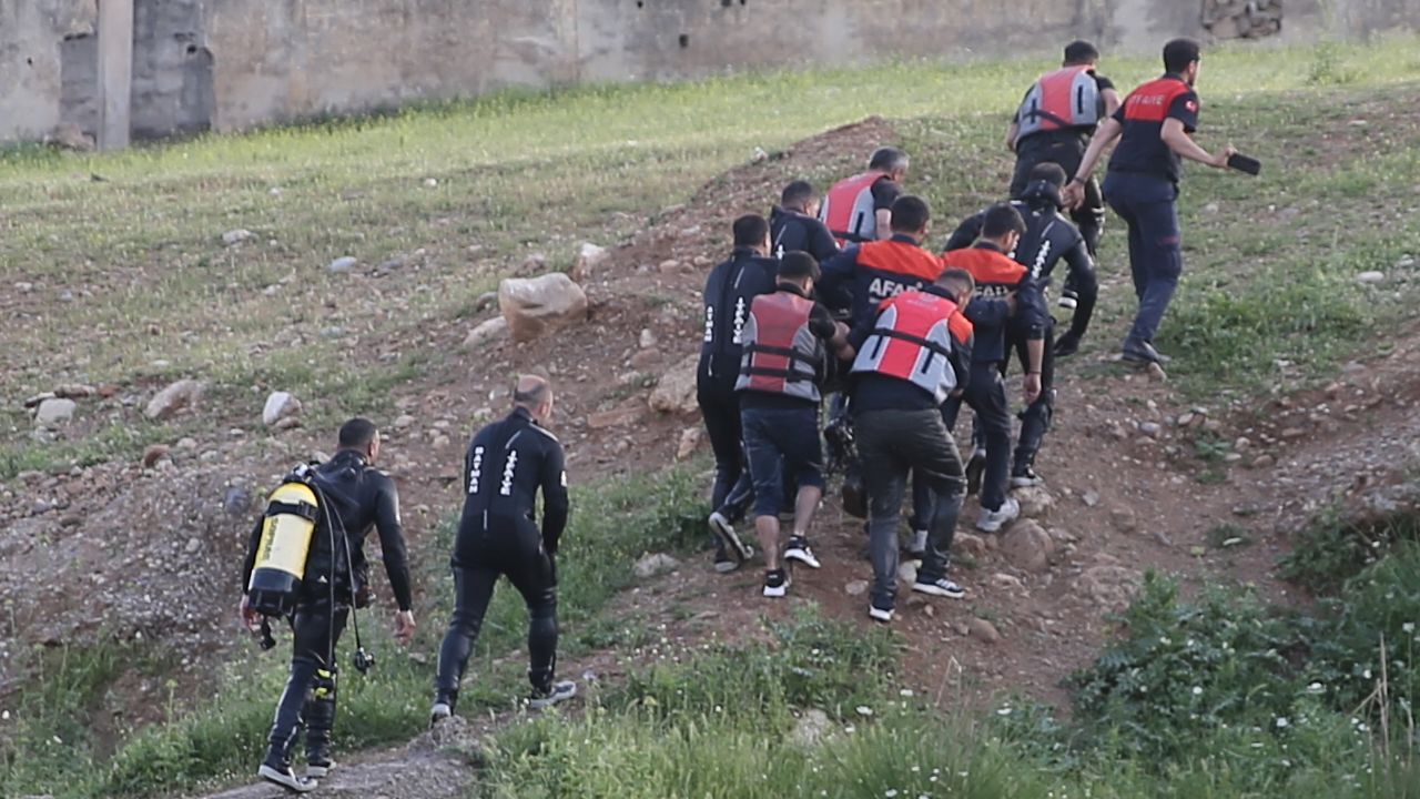 Serinlemek için girdiği çaydan cesedi çıktı Serinlemek için girdiği çaydan cesedi çıktı