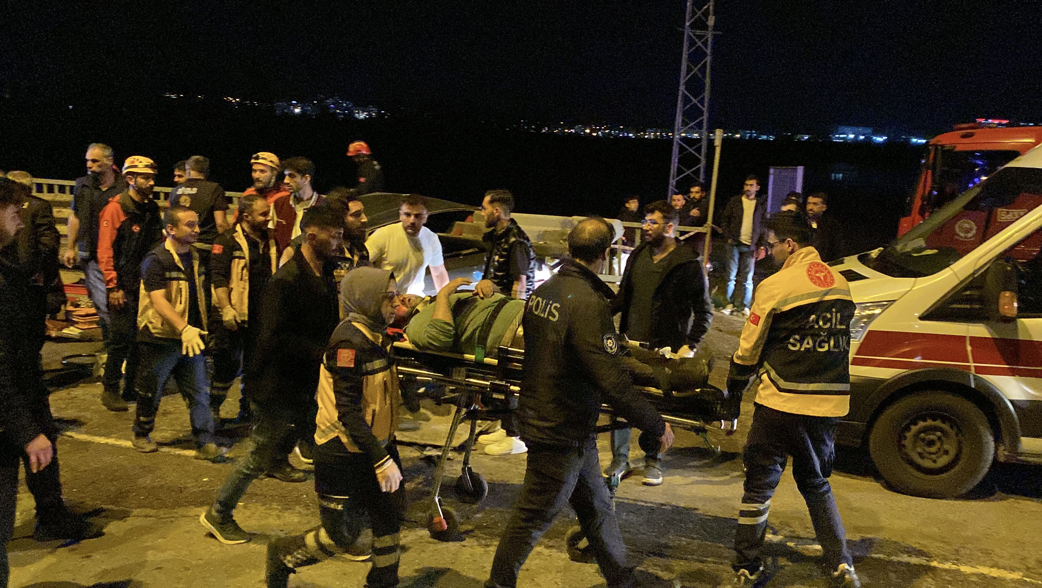 Sivas'ta feci kaza: Bariyere saplanan otomobilden sağ çıktı - 2. Resim