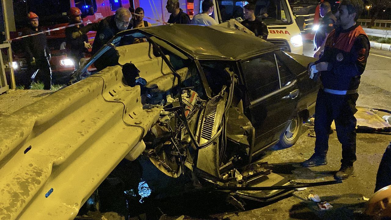 Sivas'ta feci kaza: Bariyere saplanan otomobilden sağ çıktı Sivas'ta feci kaza: Bariyere saplanan otomobilden sağ çıktı