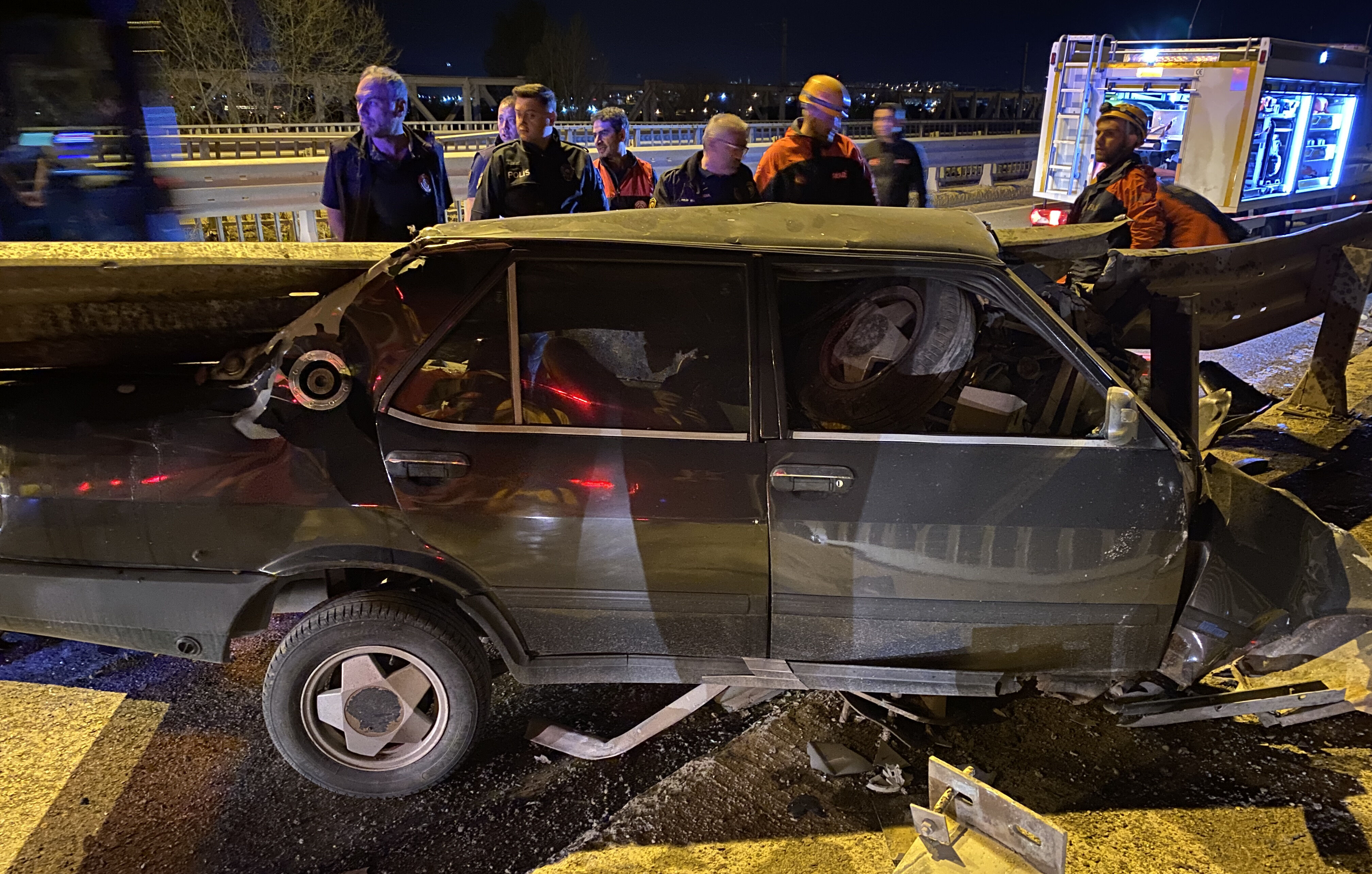 Sivas'ta feci kaza: Bariyere saplanan otomobilden sağ çıktı - 1. Resim