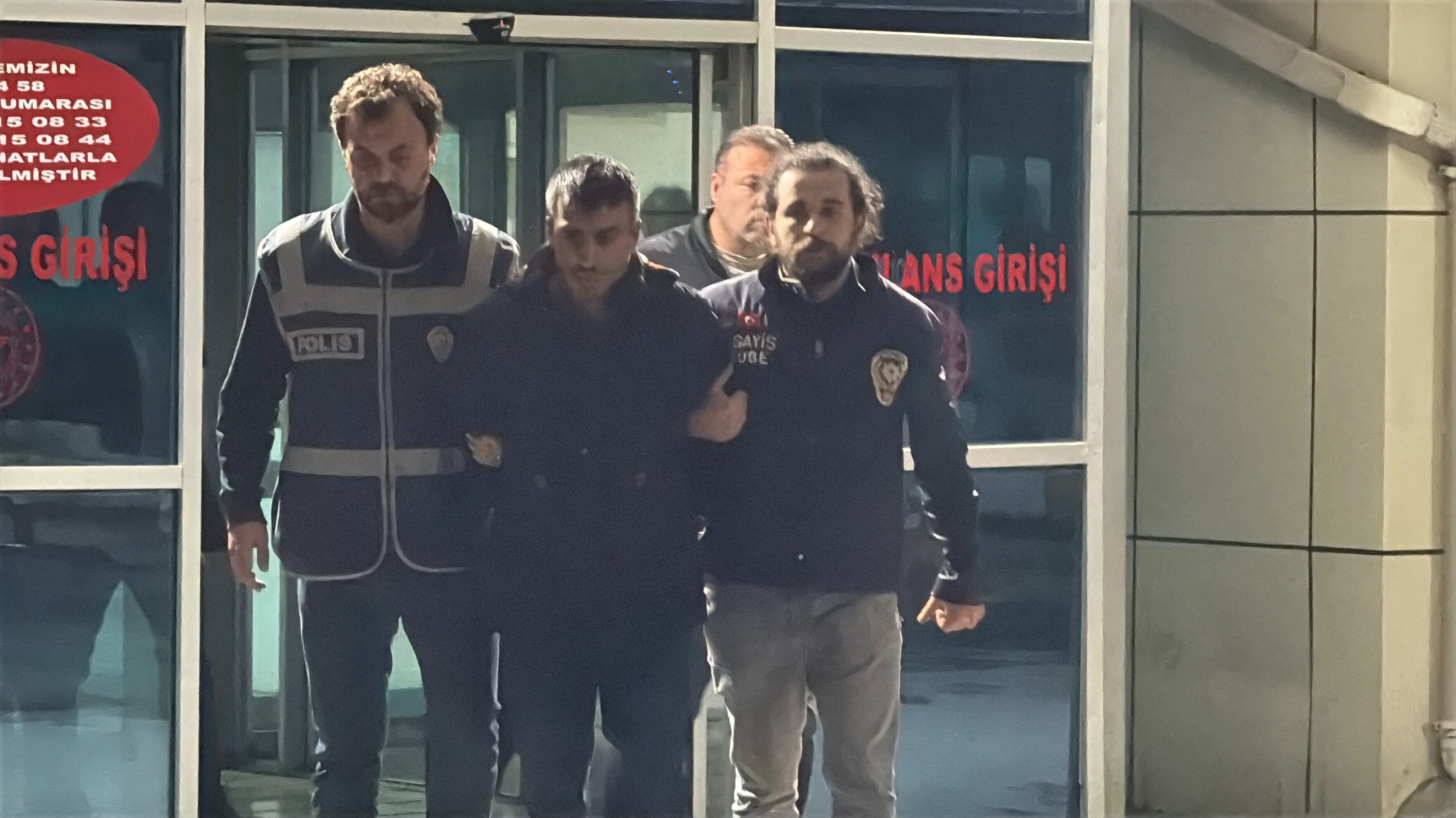 Sivas'taki vahşette iddialar kan dondurdu! Katil 5 saat evde anneyi bekledi Sivas'taki vahşetti iddialar kan dondurdu! Katil 5 saat evde anneyi bekledi - 3. Resim