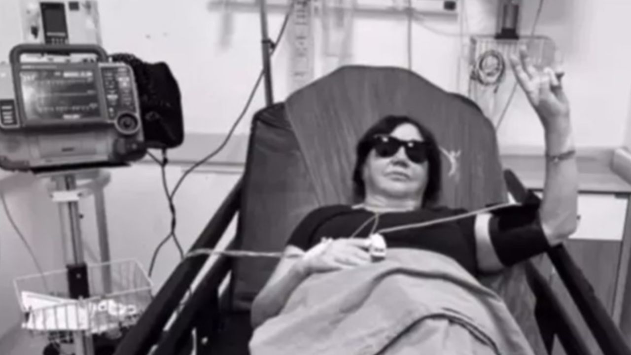 Ünlü sanatçıdan korkutan haber! Apar topar ambulansla hastaneye kaldırıldı Ünlü sanatçıdan korkutan haber! Apar topar ambulansla hastaneye kaldırıldı