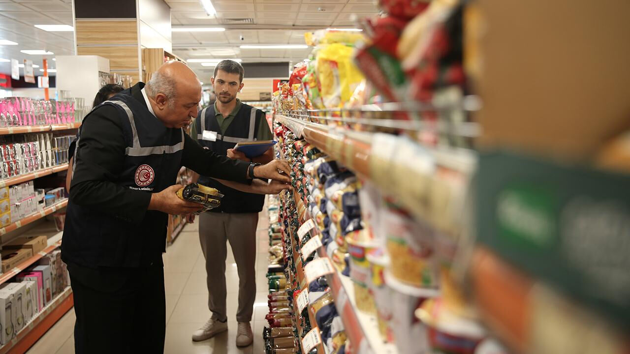 5 büyük market zincirine 231 milyon TL ceza! Fahiş fiyat ile mücadeleye yönelik Bakanlık'tan kararlılık mesajı 5 büyük market zincirine 231 milyon TL ceza! Fahiş fiyat ile mücadeleye yönelik Bakanlık'tan kararlılık mesajı - 1. Resim