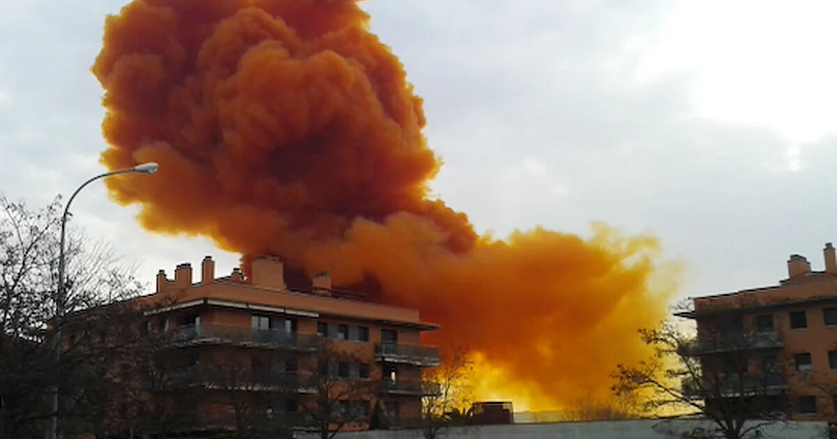 Avrupa'da kimyasal felaket! 160 bin kişi karantinaya alındı, İspanya'da evde kalın uyarısı yapıldı - 1. Resim