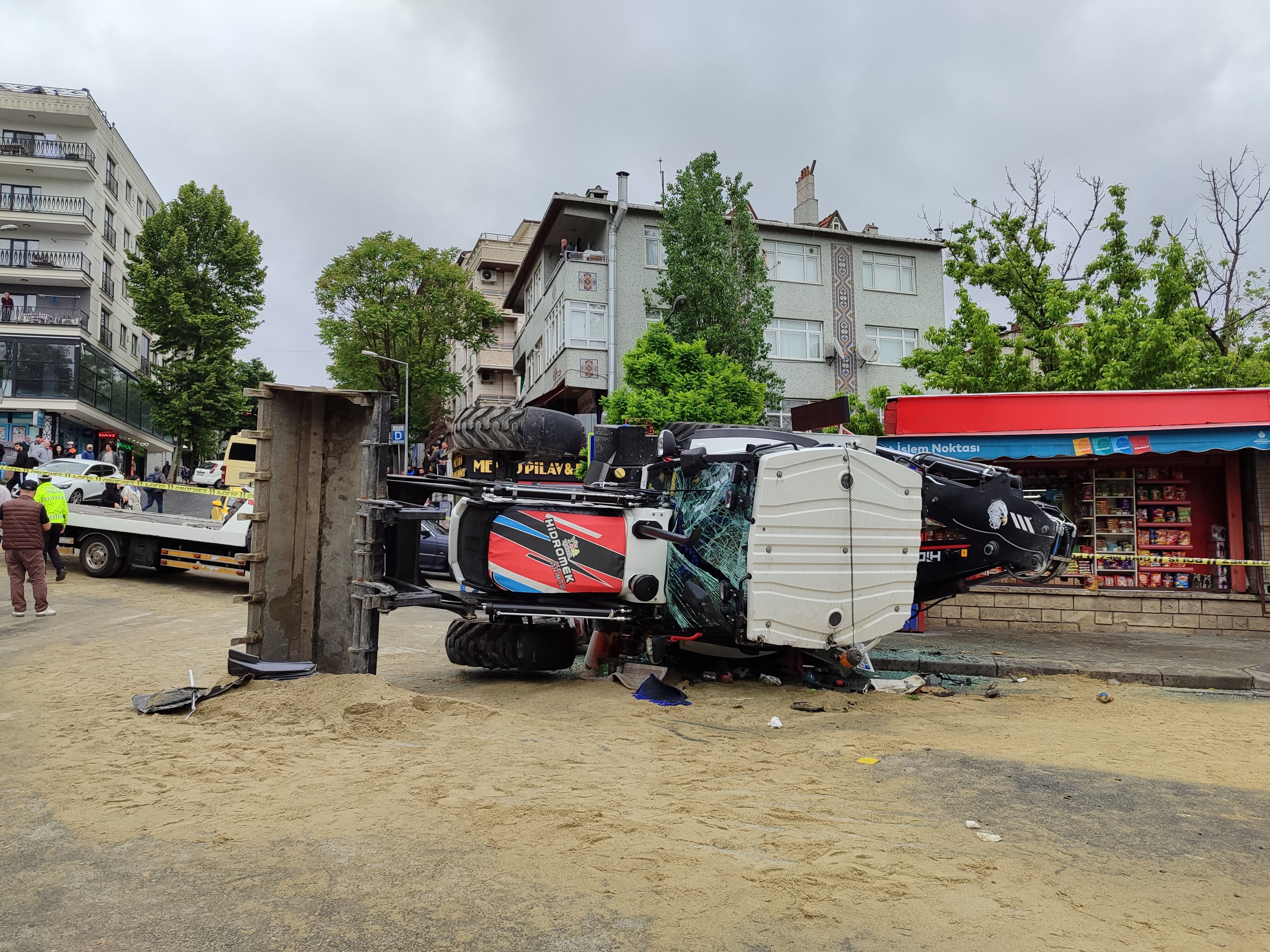 Bayrampaşa'da kepçe önüne geleni biçti! Kaza sonrası isyan: İBB'den çözüm bekliyoruz - 2. Resim