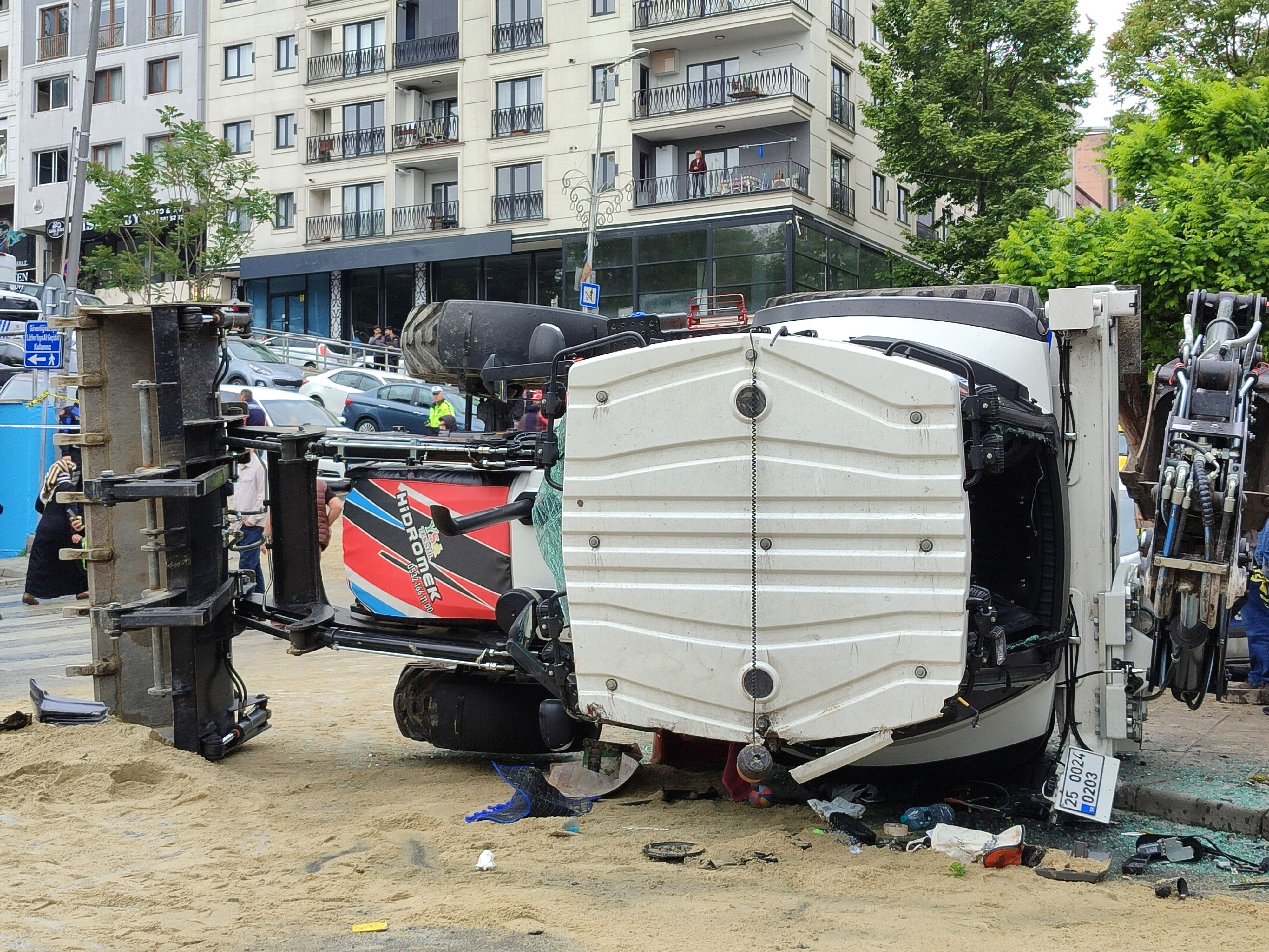 Bayrampaşa'da kepçe önüne geleni biçti! Kaza sonrası isyan: İBB'den çözüm bekliyoruz - 1. Resim